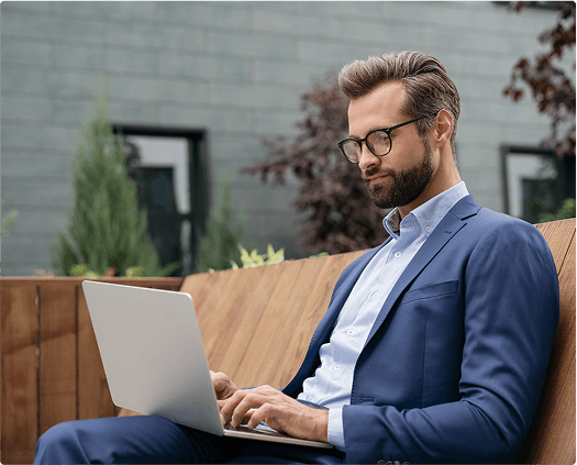 Cliente Safra utilizando tablet em plantação